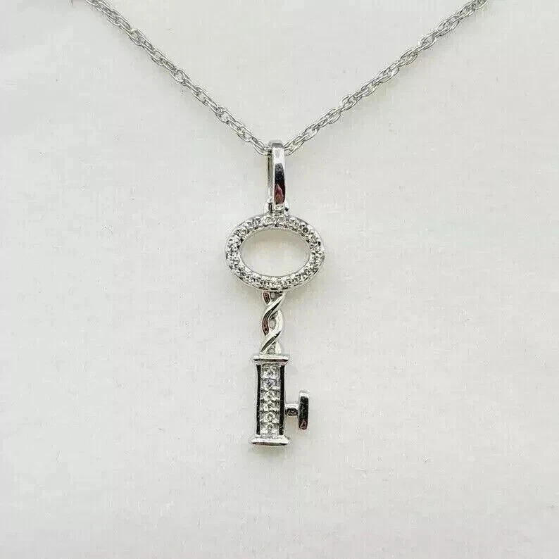 Collar colgante redondo de diamantes simulados en forma de llave de 1,50 quilates enchapado en oro blanco de 14 quilates Foto 2 de 4