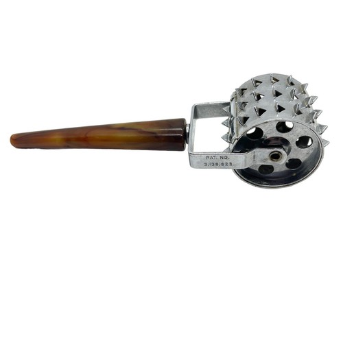 Dough Hole Roller Meat Tenderizer Butterscotch Bakelite Handle VTG Pat 3138823 - Picture 3 of 14