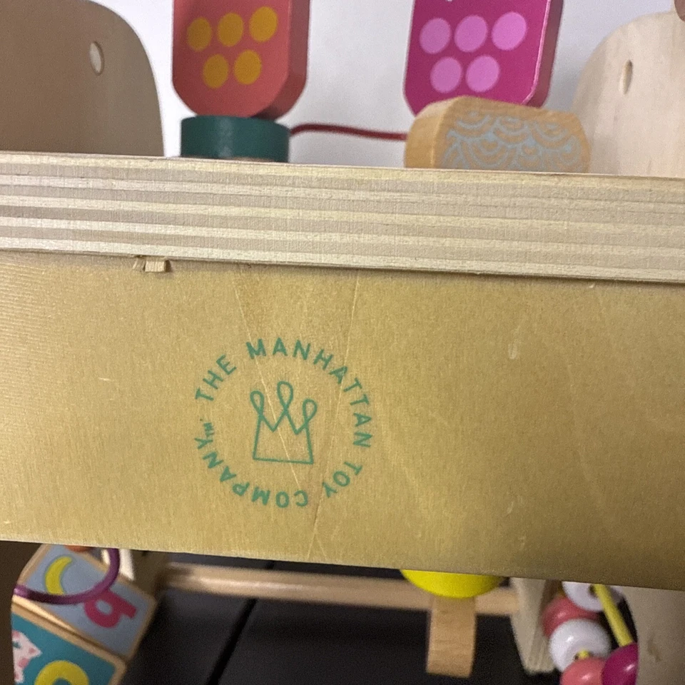 The Manhattan Toy Co. 2016 Centro de actividades preescolares de madera para pony juguetón Foto 3 de 4