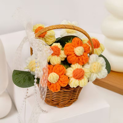 Blumenkorb Deko gehäkelt, handgefertigtes Blumengesteck, 14 x 14 cm, süßes Geschenk