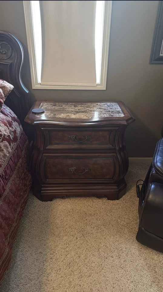 Juego de cama completo Queen Pulaski / Thomasville madera, tapas de mármol Foto 3 de 4