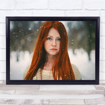 Modell rote Haare blaue Augen Frau Nahaufnahme Portrait Schnee Wandkunstdruck