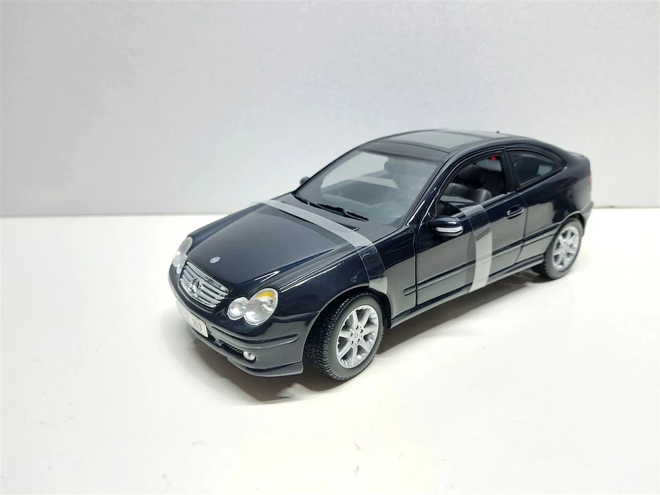 Mercedes-Benz C-Klasse Sportcoupé Kompressor del 2002 - 1/18 Maisto - Immagine 3 di 4