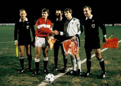 Manchester Utd captain Bryan Robson shakes hands with opposite num- Old Photo