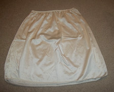 VTG Medium VANITY FAIR USA Ivory SILKY 18" MINI HALF SLIP 11-717 Slits on sides