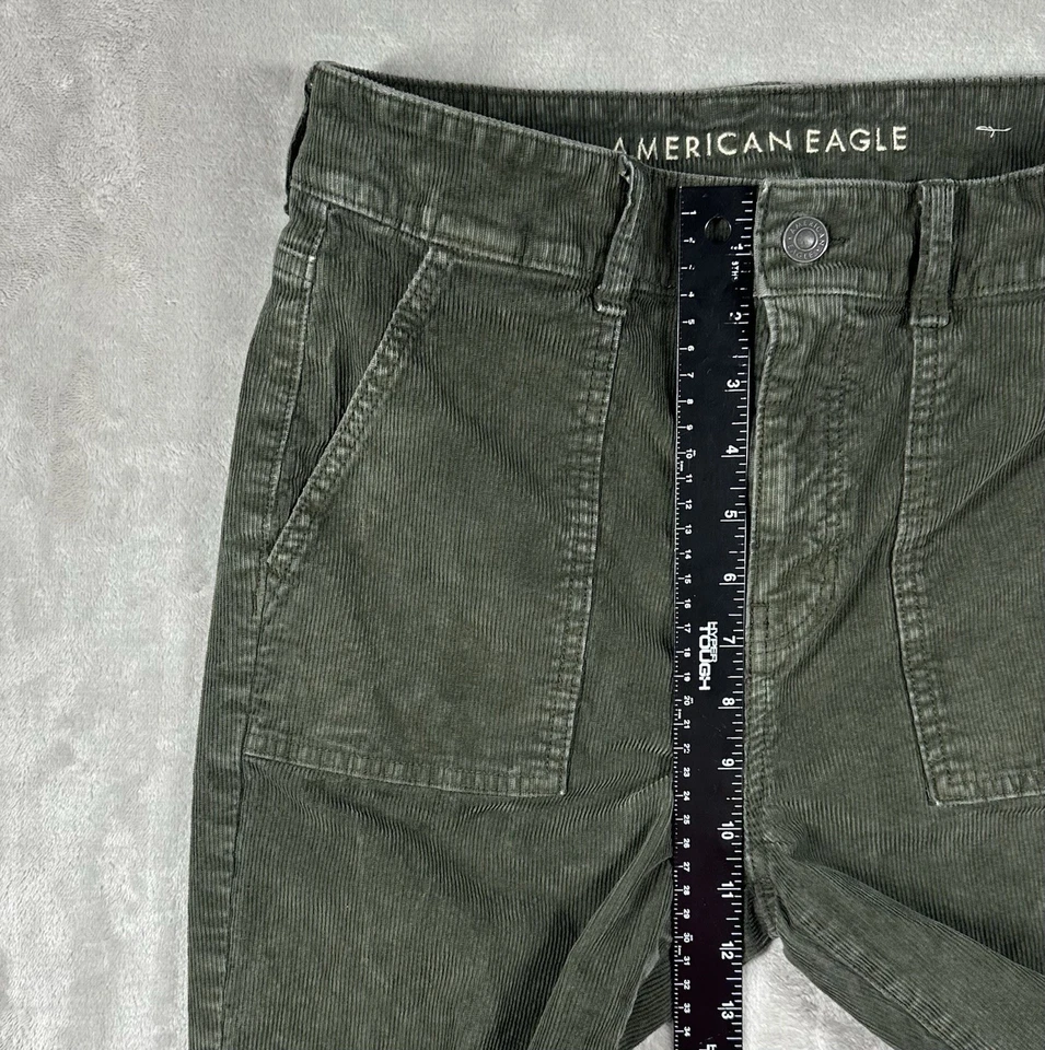 Pantalones de pana acampanados de tiro súper alto American Eagle para mujer 8 largos (28x32) verdes Foto 4 de 4