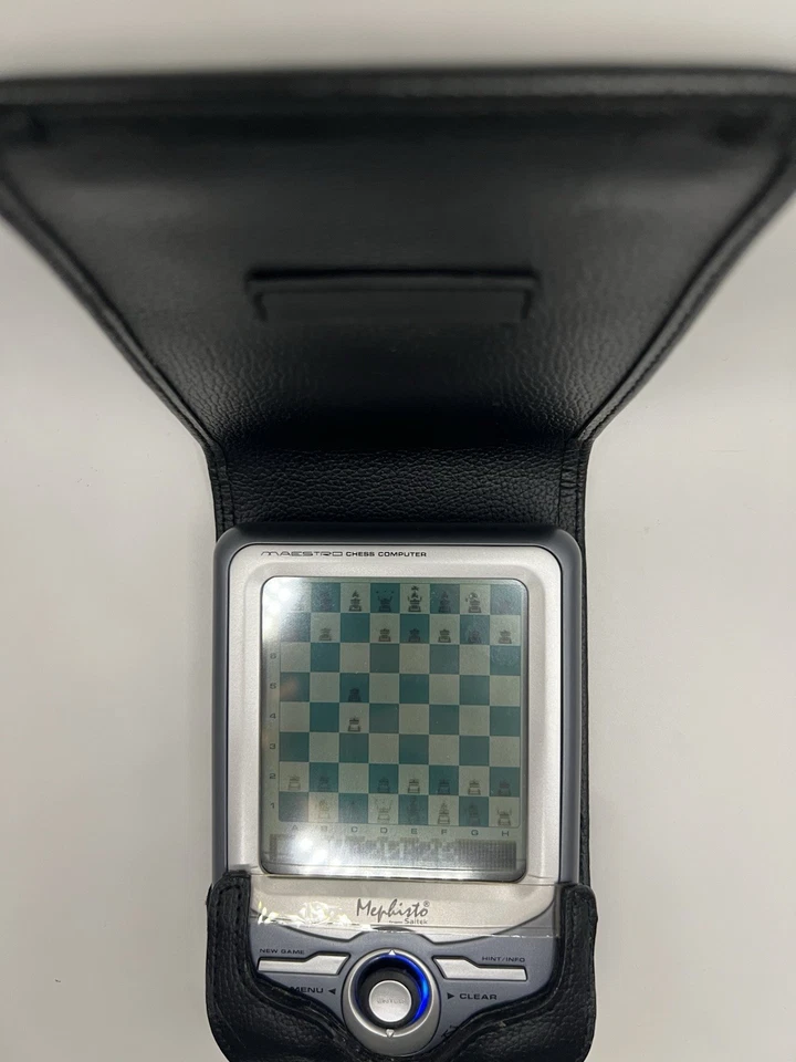 Computadora de ajedrez de bolsillo Mephisto Saitek Maestro estuche original y lápiz óptico Foto 2 de 4