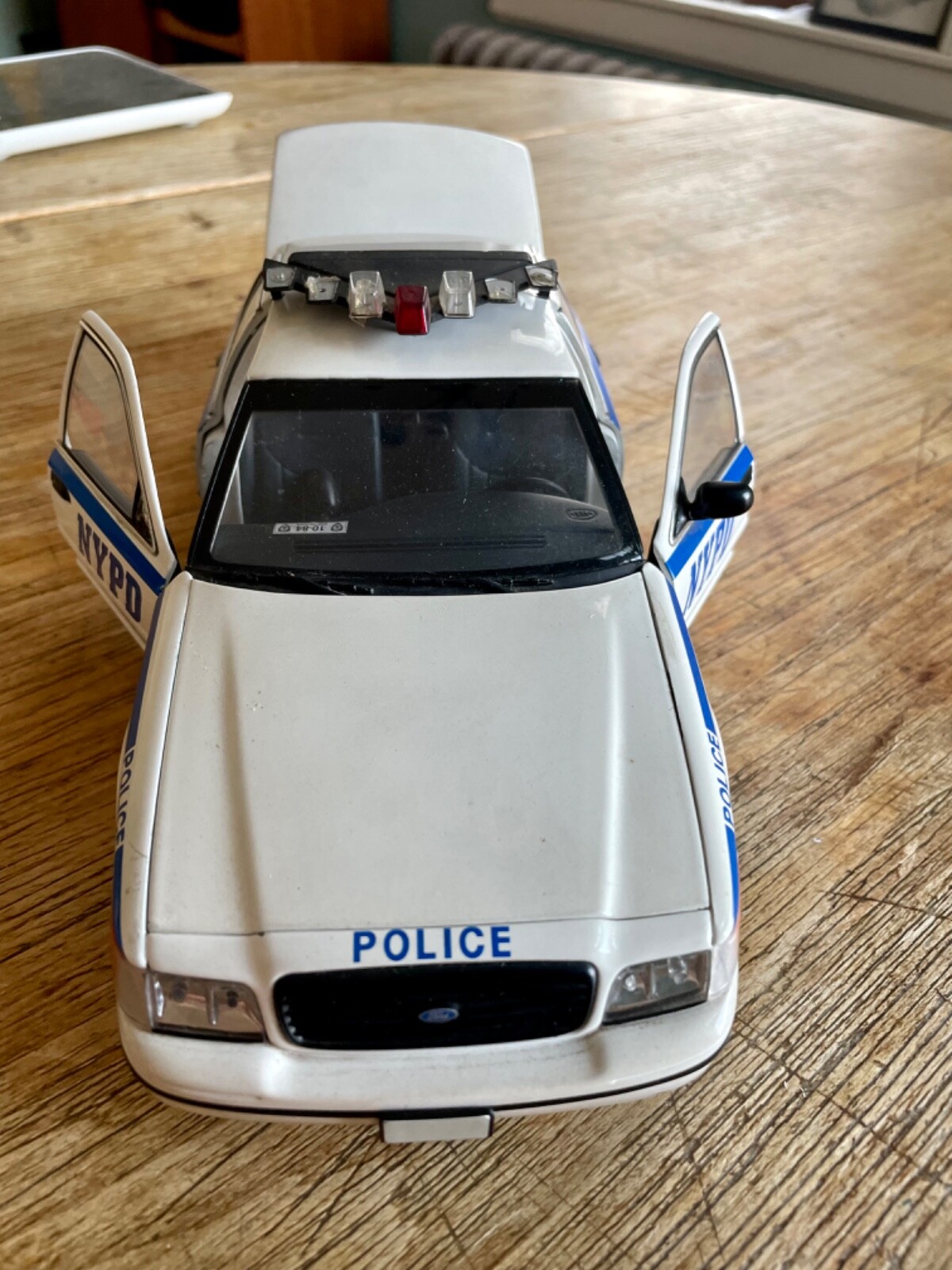 read-autoart-1-18-ford-crown-victoria-nypd-police-car-diecast-model