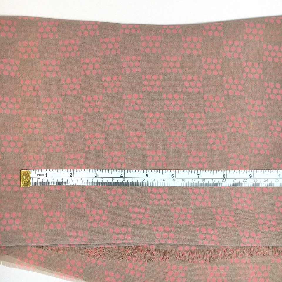 Lunares de tablero de cuadros de tela con estampado de gasa rosa topo de 1,75 yardas - 66" de ancho Foto 4 de 4