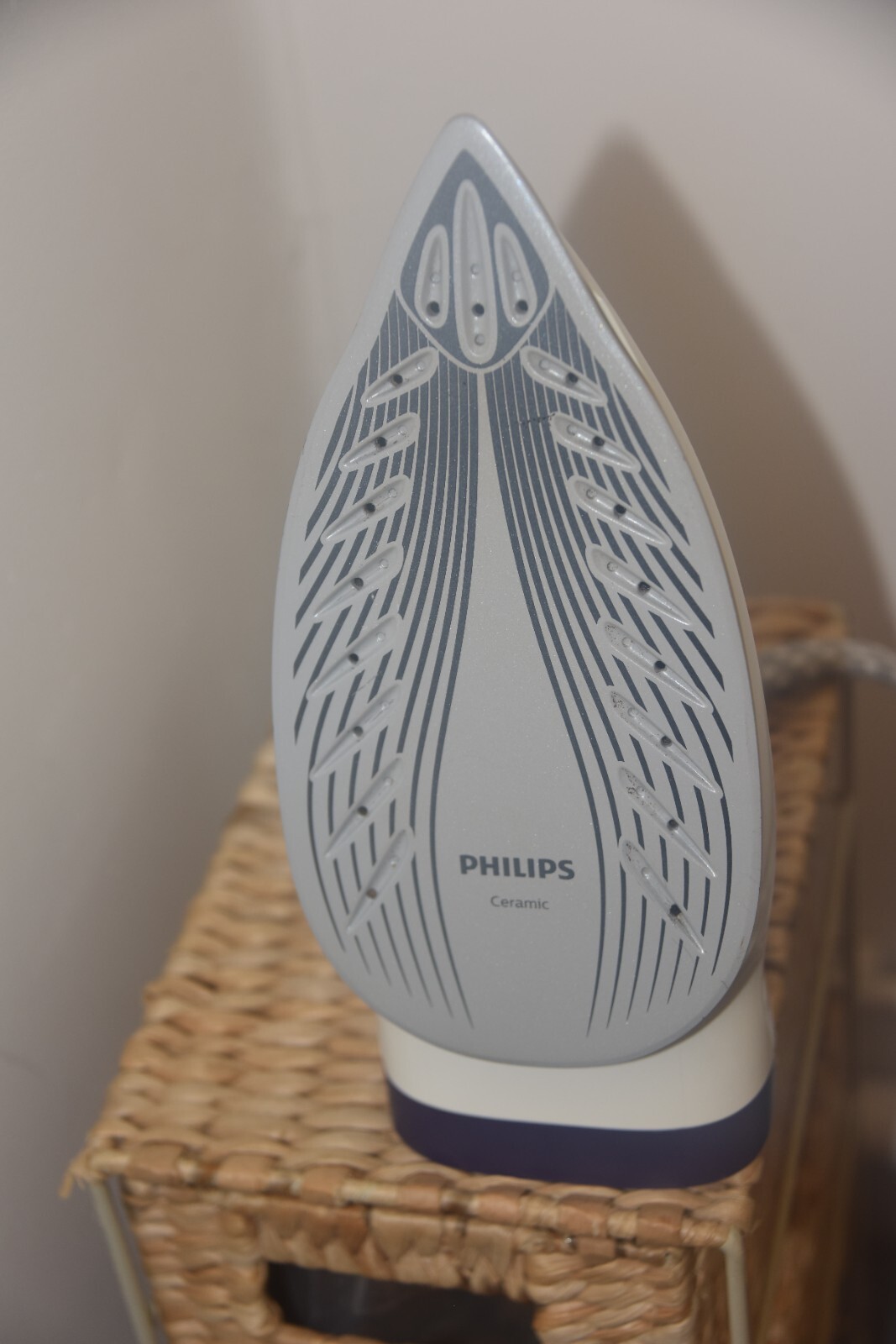 PHILIPS GC6740/36 Fastcare Compact Steam Generator Iron with Free UK