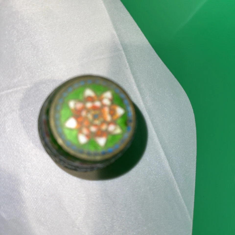 Caja china Cloisonne con forma de barril de 3 1/2 pulgadas - crisantemo rosa verde Foto 3 de 4