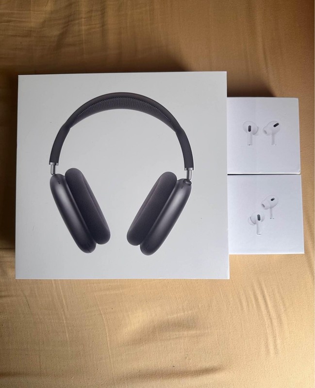 2 Apple Airpods Pro Second Gen With AirPod Max Black Lot. Christmas Deals!
