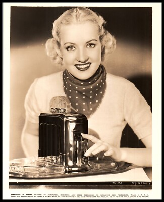 Hollywood Beauty BETTY GRABLE STUNNING PORTRAIT 1935 STYLISH POSE Photo 756