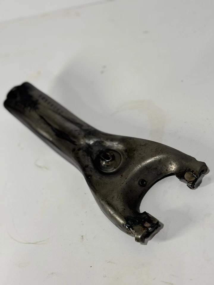 1993 GMC / CHEVY C / K 1500 2500 NV3500 TRANSMISSION CLUTCH FORK USED - Image 4 of 4