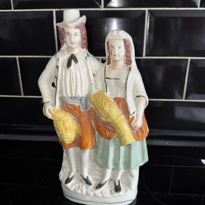 ANTIKE STAFFORDSHIRE FIGURENGRUPPE ERNTESZENE BAUER UND FRAU mit Mais