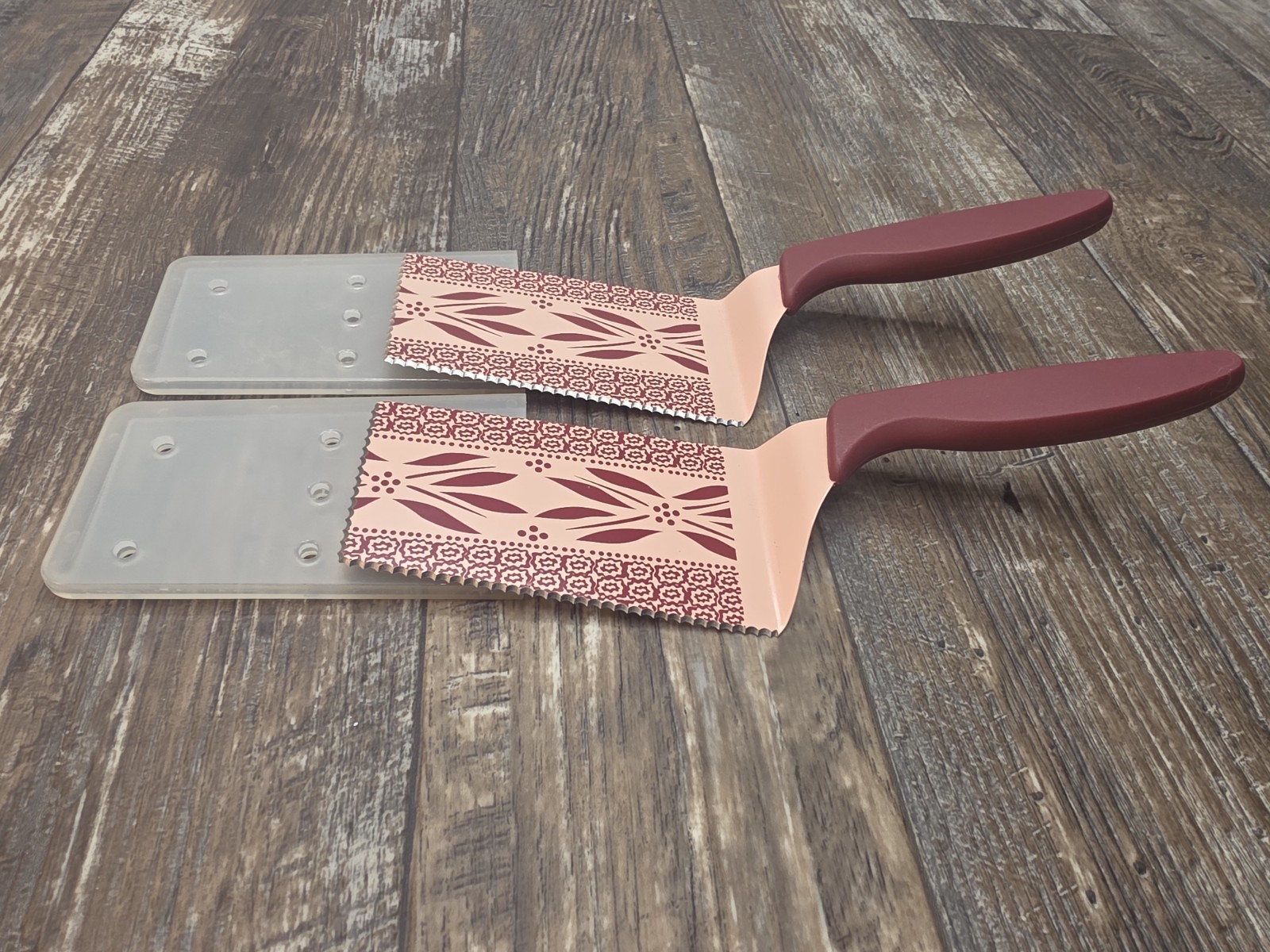 Temptations Spatula Old World Red Serrated Servers w/Cases SET OF 2 Cake Pie VGC