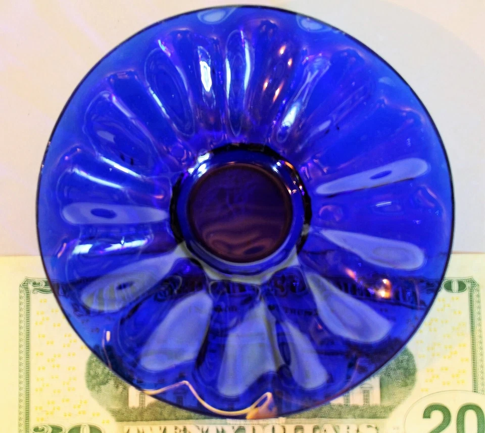 Pequeño platillo de vidrio Qing azul cobalto Pekín con borde estriado c.1890 Foto 4 de 4