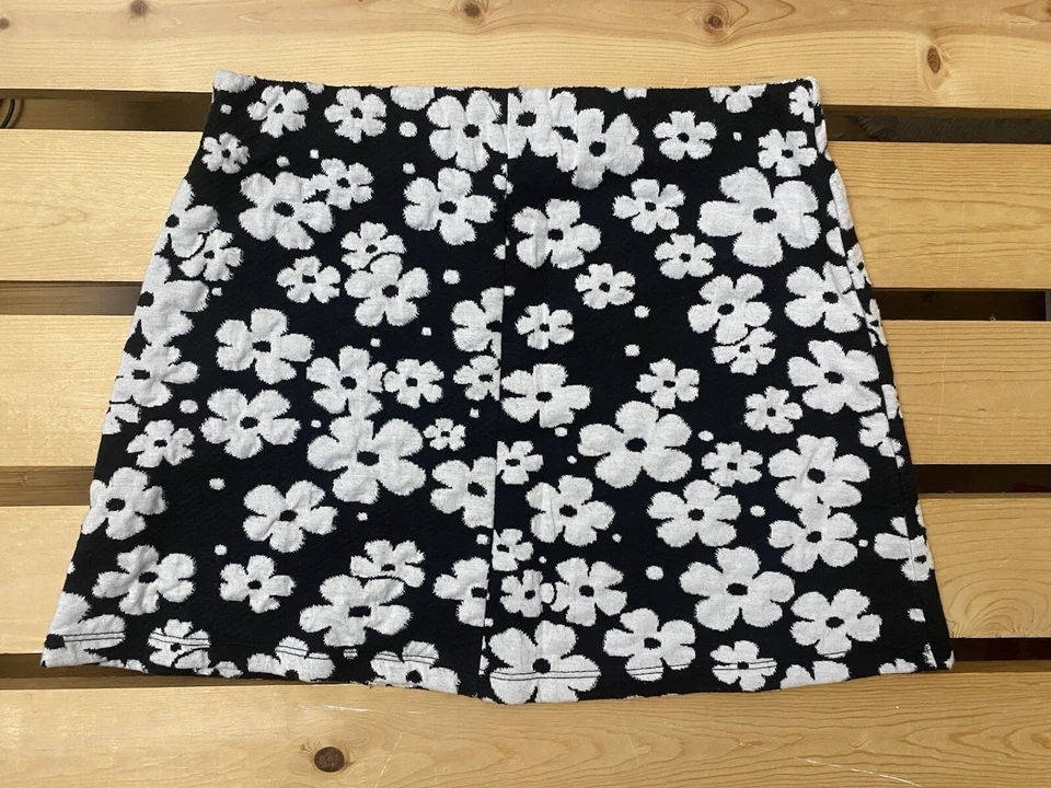 Minifalda Tejida Clara Urban Outfitters Estampado Floral Negra/Blanca Talla M Foto 2 de 4