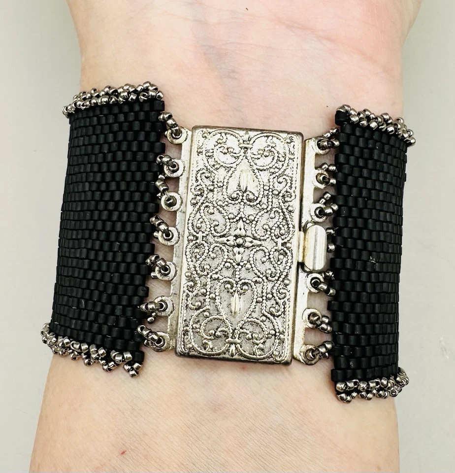 One of a kind 工匠手工制作手工缝制艺术装饰手链鞋夹黑色玻璃 — 第 3/4 张图片