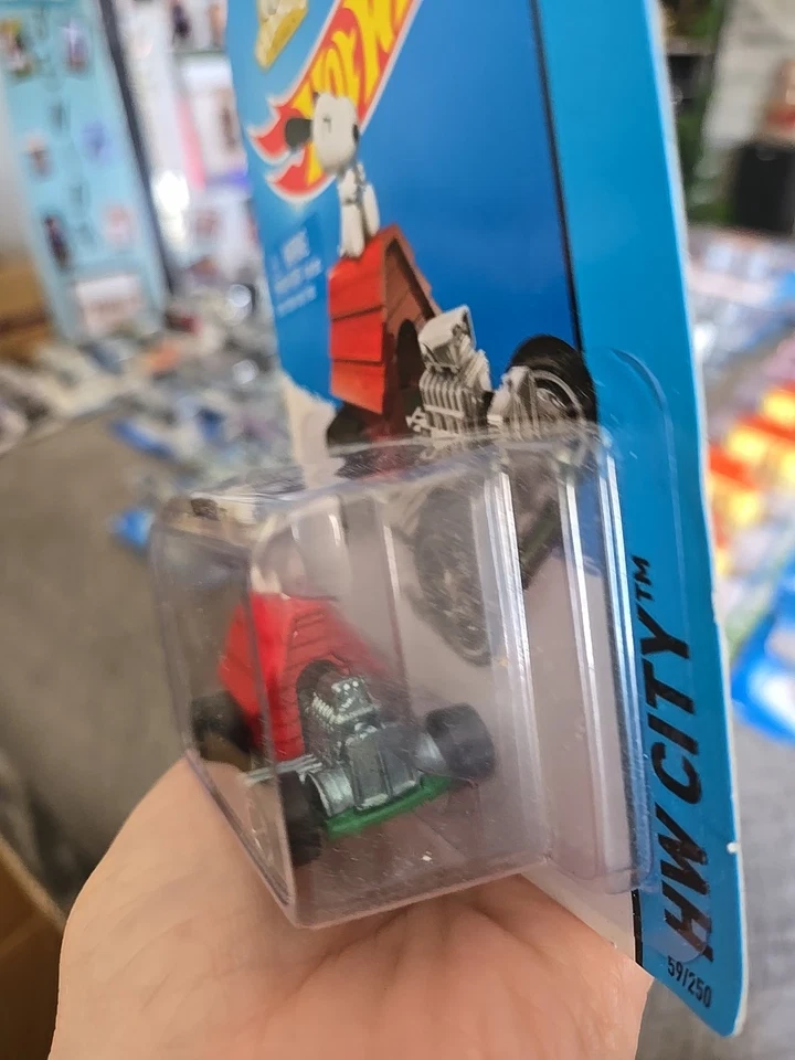 Hot Wheels 2015 HW City Series Peanuts Snoopy con caseta para perros Foto 3 de 4