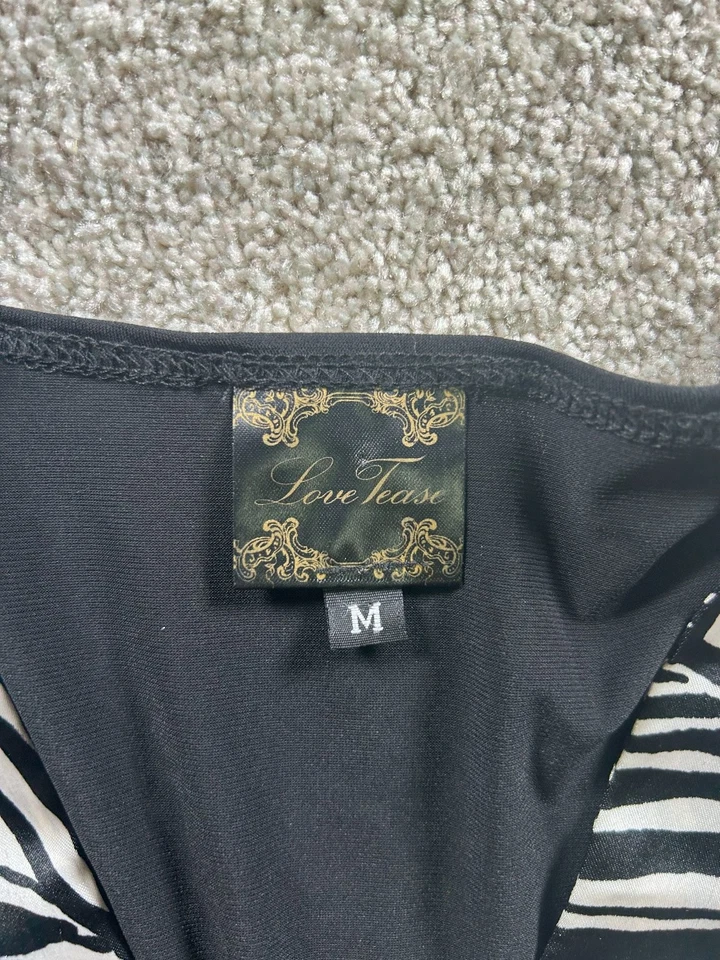 Vestido negro para mujer Love Tease mediano estampado de cebra cuello en V poliéster Foto 4 de 4