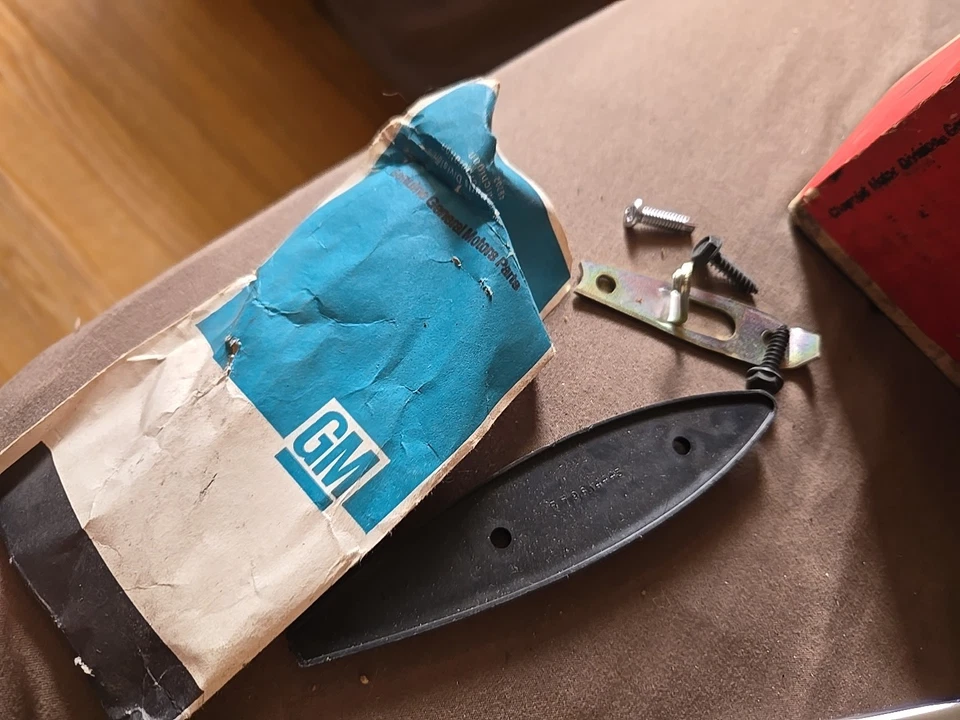 ESPEJO RETROVISOR LATERAL PASAJERO CHEVY VEGA 1971-74 994106 OEM VINTAGE COMO NUEVO CON HERRAJES Foto 3 de 4