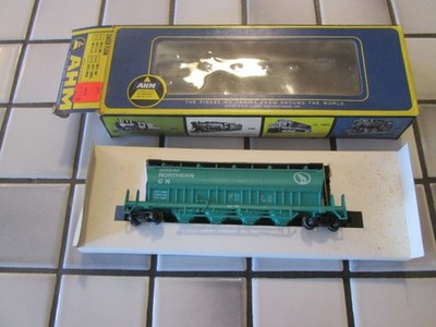 AHM/ROCO GREAT NORTHERN COVERED HOPPER CAR  HO SCALE