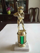 Kobiece trofeum baseballowe zielone/złote na bazie białego marmuru wysokość 9 cali