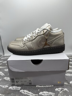 WOMENS AIR JORDAN 1 LOW SE METALLIC ZINC-SUMMIT WHITE HQ3529 WOMENS AIR JORDAN 1 LOW SE METALLIC ZINC-SUMMIT WHITE HQ3529
