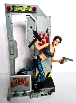 Neca Playmates Movie Maniacs TOMB RAIDER Lara Croft Figur Area 51 Lara Diorama