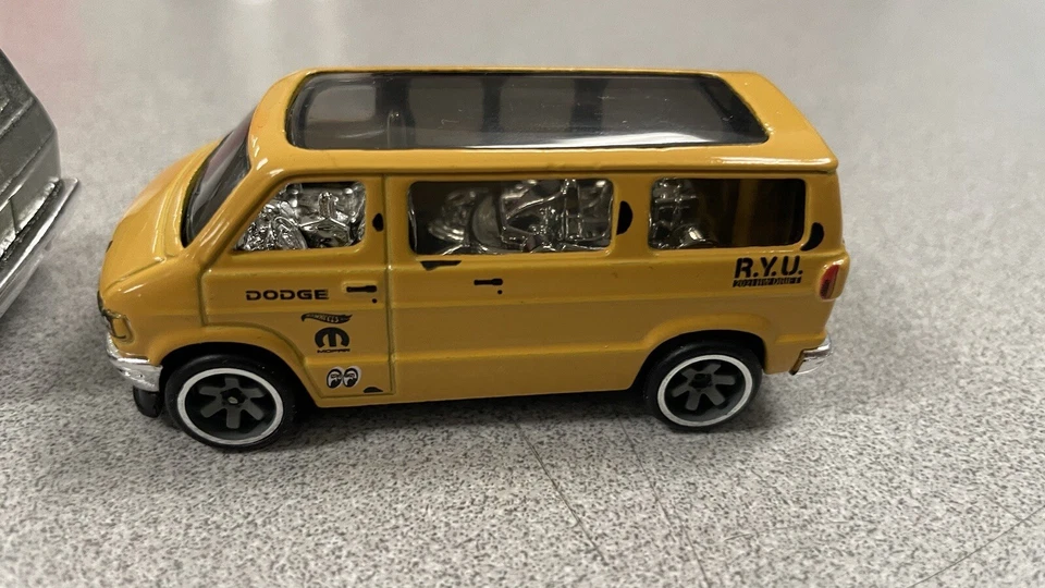 Lote de 2 Hot Wheels Dodge Van Mooneyes Amarillo y Zamac Chief Van Rueda Intercambiada Foto 3 de 4