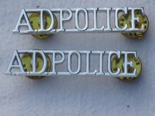 ADPOLICE, Army Depot Police Cypr, Tytuł na ramię, Anodowane aluminium Staybright
