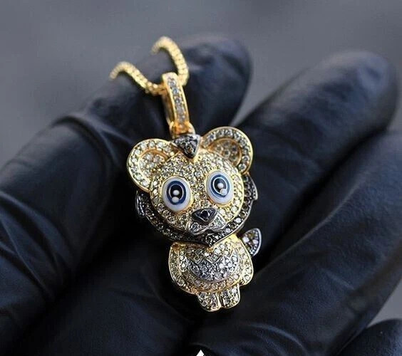 Colgante bebé con dije de león de diamantes de corte redondo de 2 quilates enchapado en oro amarillo de 14 k Foto 4 de 4