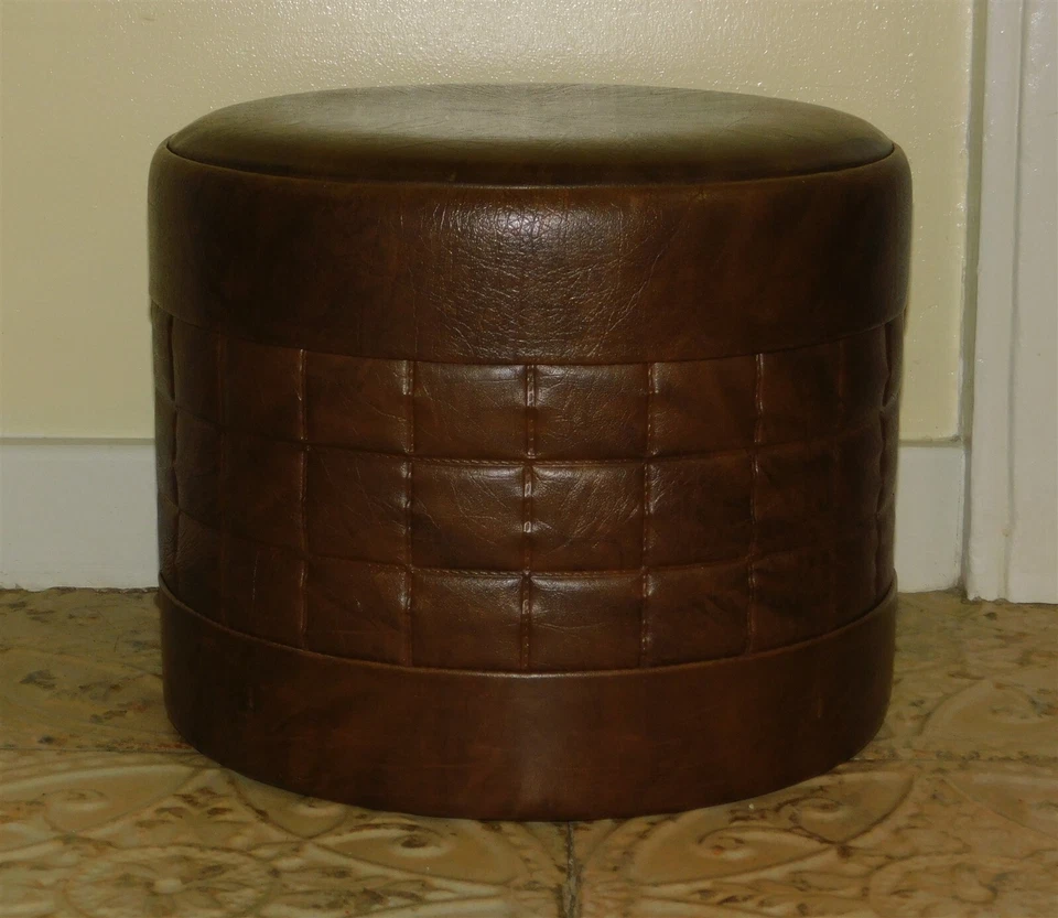 Reposapiés marrón vinilo mediados de siglo 12" de colección con almacenamiento en el interior Foto 2 de 4