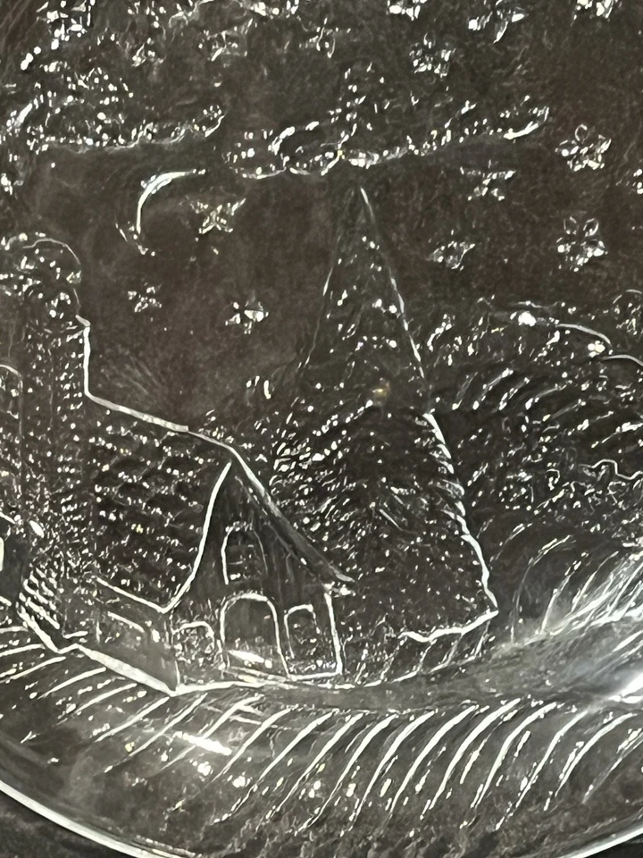Plato de Navidad de vidrio transparente con escena trineo de Santa, cabaña de troncos y copos de nieve Foto 2 de 4