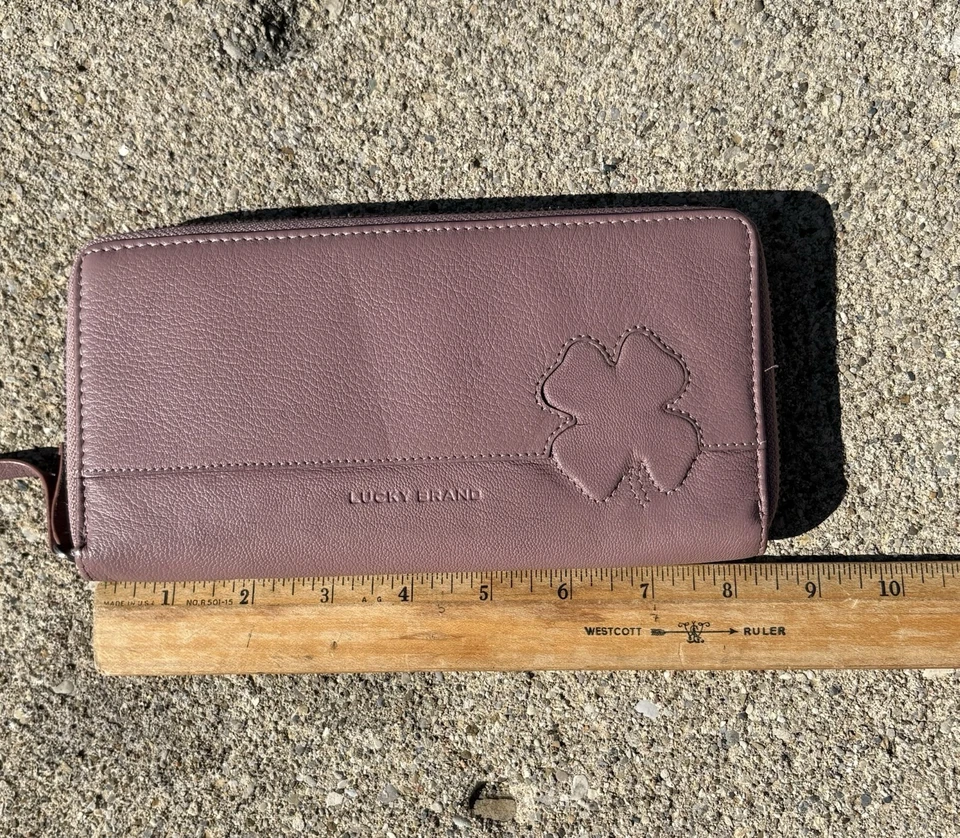 Cartera Lucky Brand Lila Rosa Cuero Genuino Cremallera Alrededor Logo Ranuras para Tarjetas Foto 3 de 4