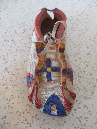 NATIVE AMERICAN MOCCASIN, MINIATURE SHOE, DETAILED, RIGHT, FOOT, 5"X2", REPRO - Picture 1 of 6
