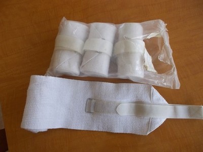 Elastic Bandagen Set = 4 weiße Bandagen mit Klettverschluss = von Loesdau,