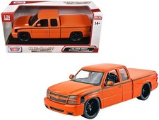 Motormax 79039-MOR 1/25 2006 Chevrolet Silverado Custom Pickup Truck