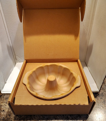 Pampered Chef Stoneware Fluted Bundt Cake Pan FHC 1440 With Box Classics Good