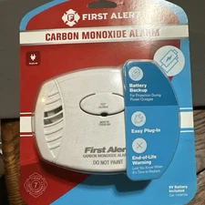 First Alert CO606 Carbon Monoxide Plug-In Alarm with Battery