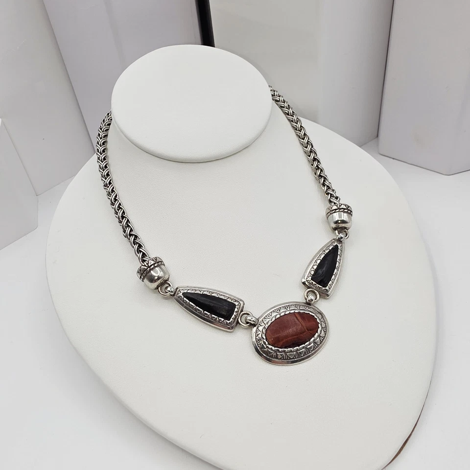 Collar gargantilla Brighton audaz con incrustaciones de cuero rojo y negro tono plata antiguo 16"  Foto 3 de 4