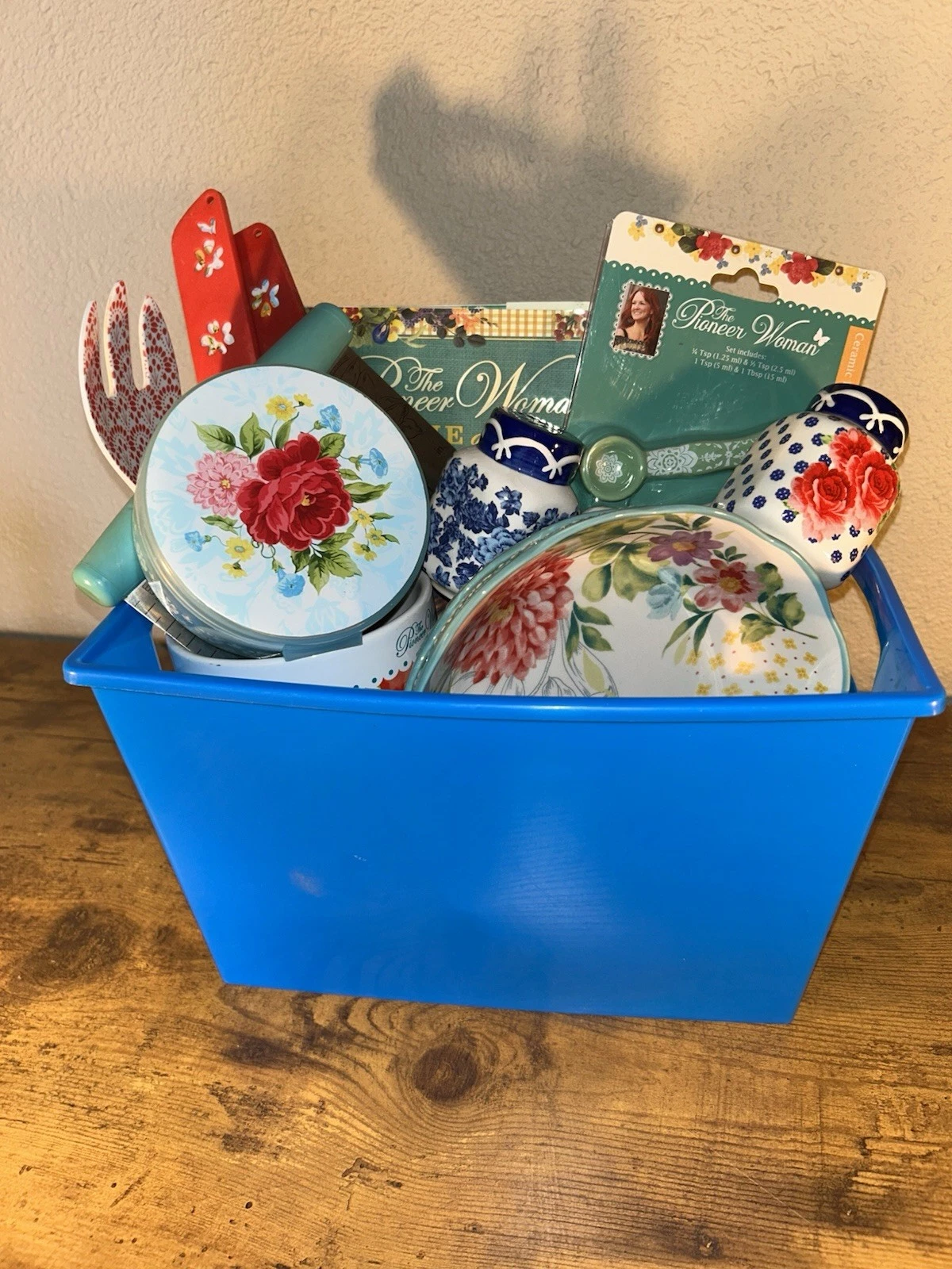 The Pioneer Woman Kitchen Lot Ree Drummond Bowls Mug S&P Measuring Spoons Cookbo
Opens in a new wind