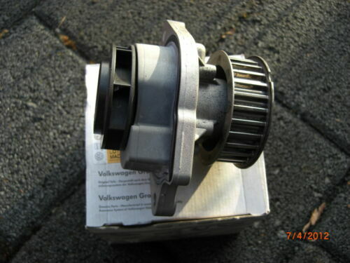 original Volkswagen Wasserpumpe 1,4 Liter Motoren neuwertig 026121008