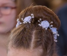 Hochzeit eleganter Haarschmuck weißer Dutt - 8 weiße Rosen mit je 9 weiße Perlen