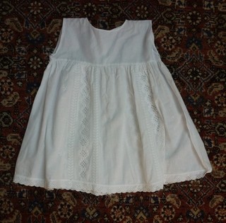 VINTAGE SHORT SLEEVELESS WHITE COTTON TODDLER DRESS.