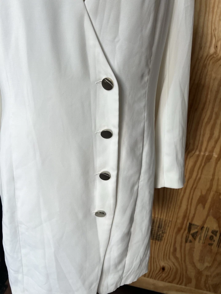 Vestido blazer con botones dorados corte escote profundo. Foto 3 de 4