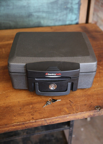 Sentry Safe Fire Water Proof Chest Safe with Key Lock box Gun Safe Black Japan