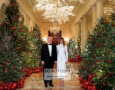 PRESIDENT DONALD TRUMP & MELANIA 2018 CHRISTMAS PORTRAIT - 8X10 PHOTO (RT406)