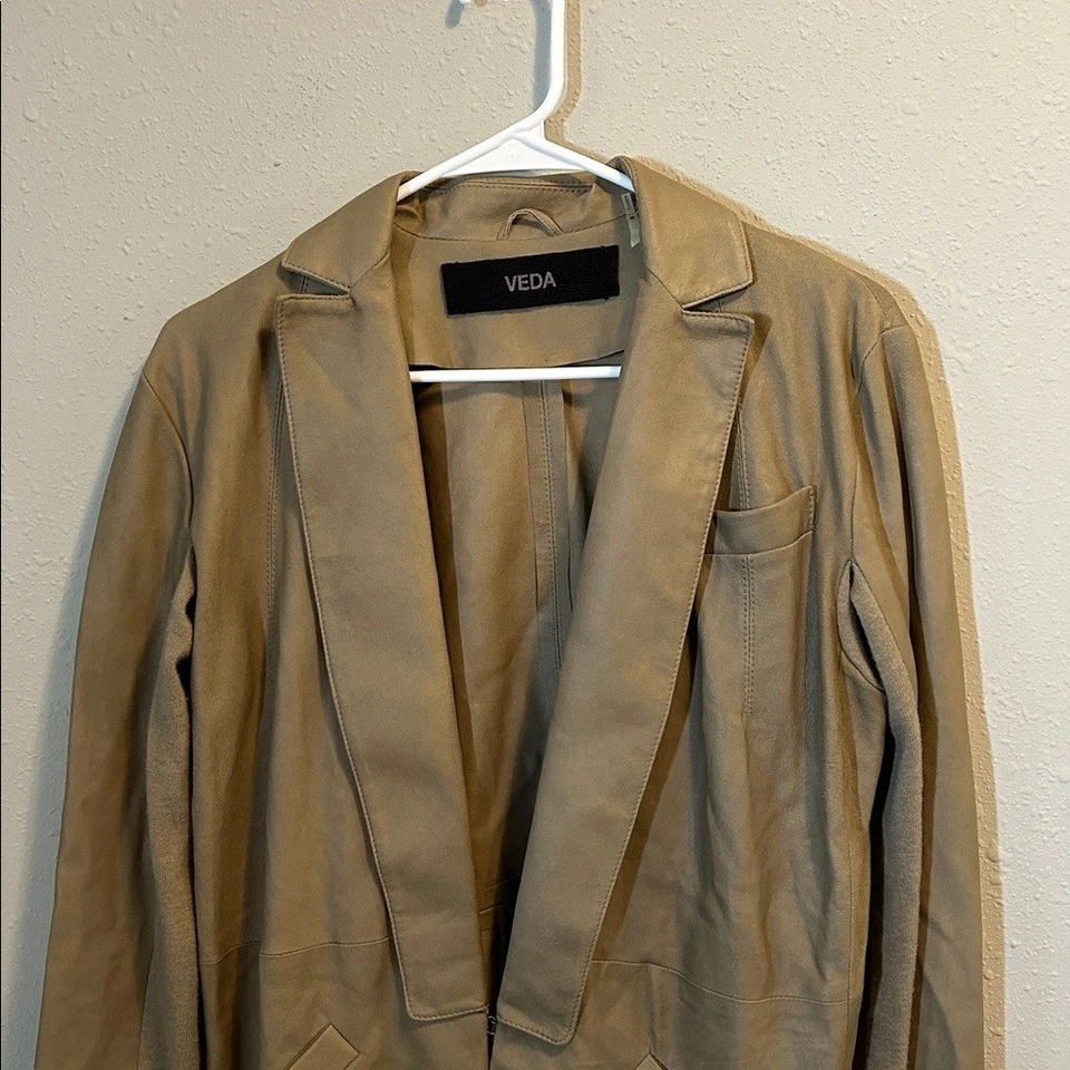 Chaqueta Blazer Veda Cuero Taupe M Foto 2 de 4